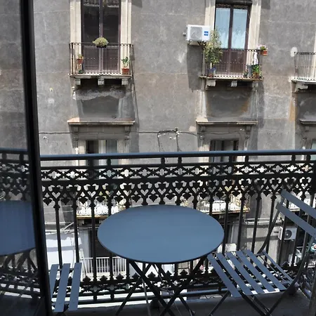 Asmundo Palace & *